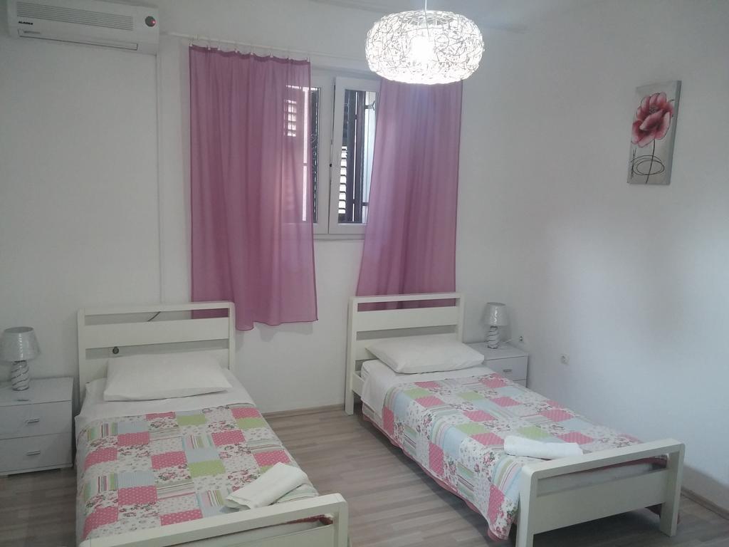 Summer Bay Apartments สปลิท ภายนอก รูปภาพ